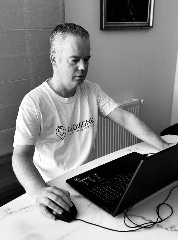 Pierre-Yves Hardouin, fondateur de Géovignes, travaillant sur un ordinateur portable